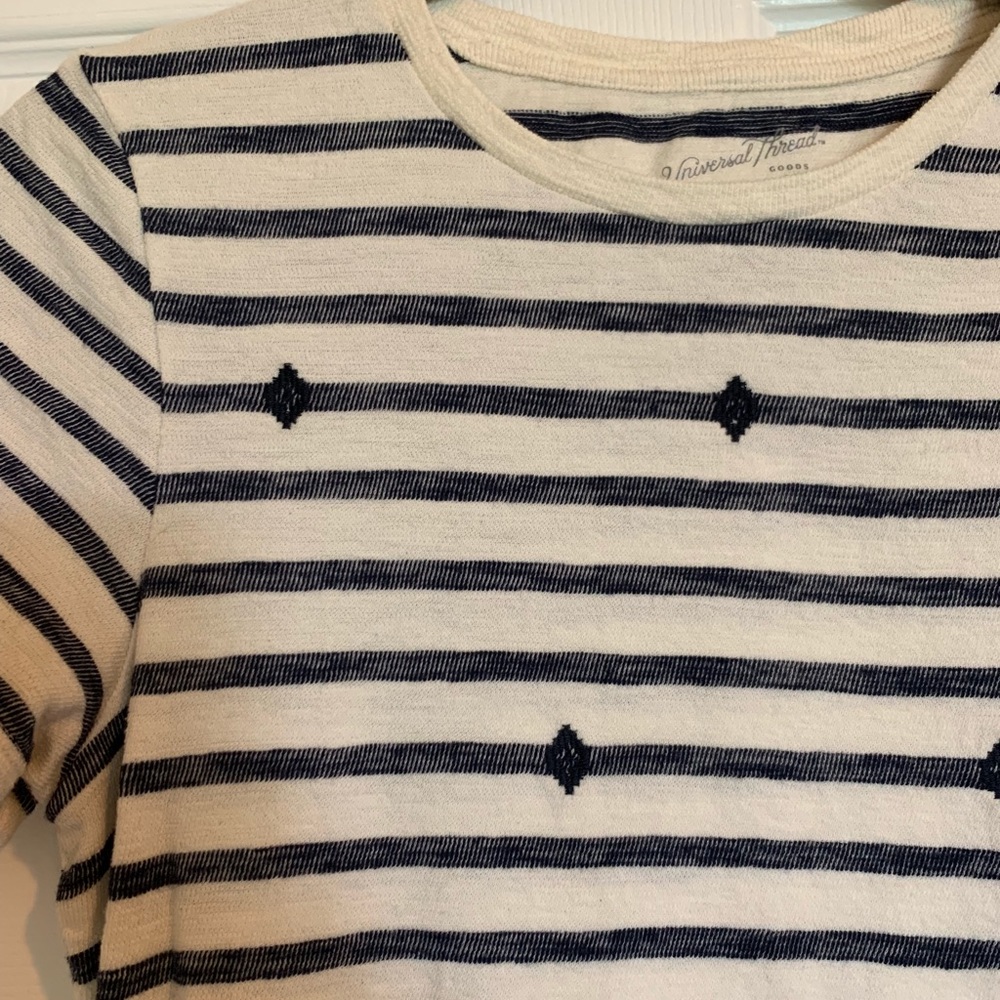 Universal Thread top - Picture 2 of 4